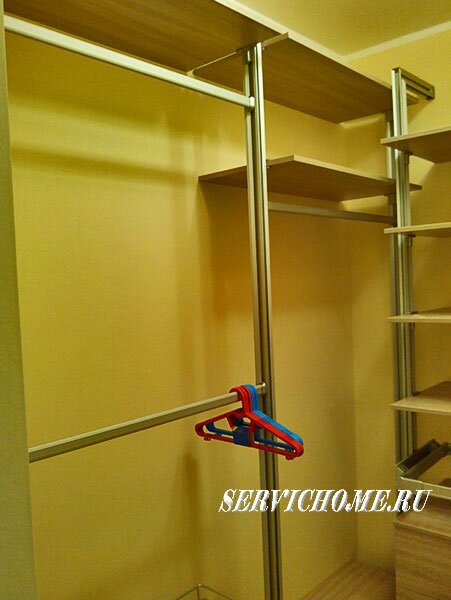 Гардеробная в маленькой кладовке.