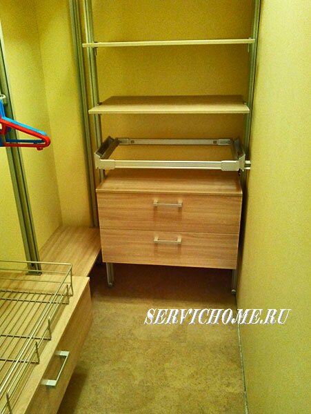 Гардеробная в маленькой кладовке.
